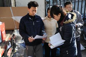 为顺利开展暖春行动基金会工作人员到街头做问卷调查