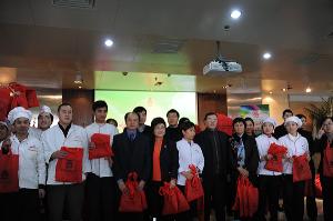 暖春行动在北大万柳公寓举行礼品发放仪式