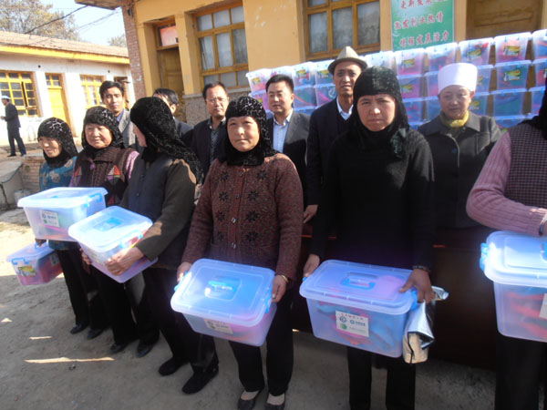 学员们高兴地领取刺绣工具